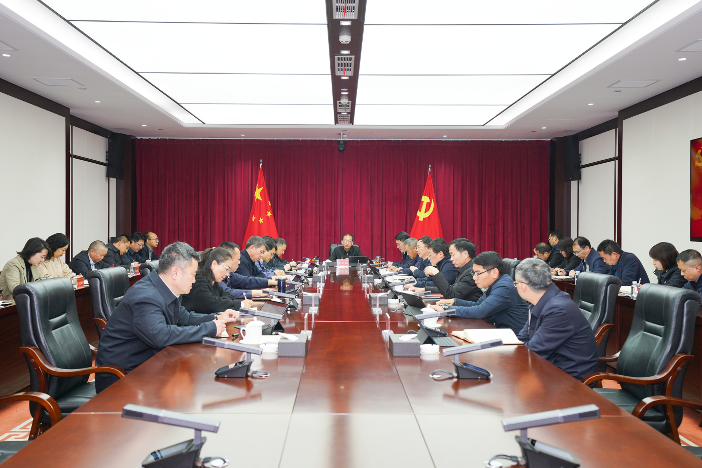 集团党委召开会议 认真传达学习习近平总书记重要讲话精神 进一步安排部署集团树立和践行正确政绩观学习教育工作