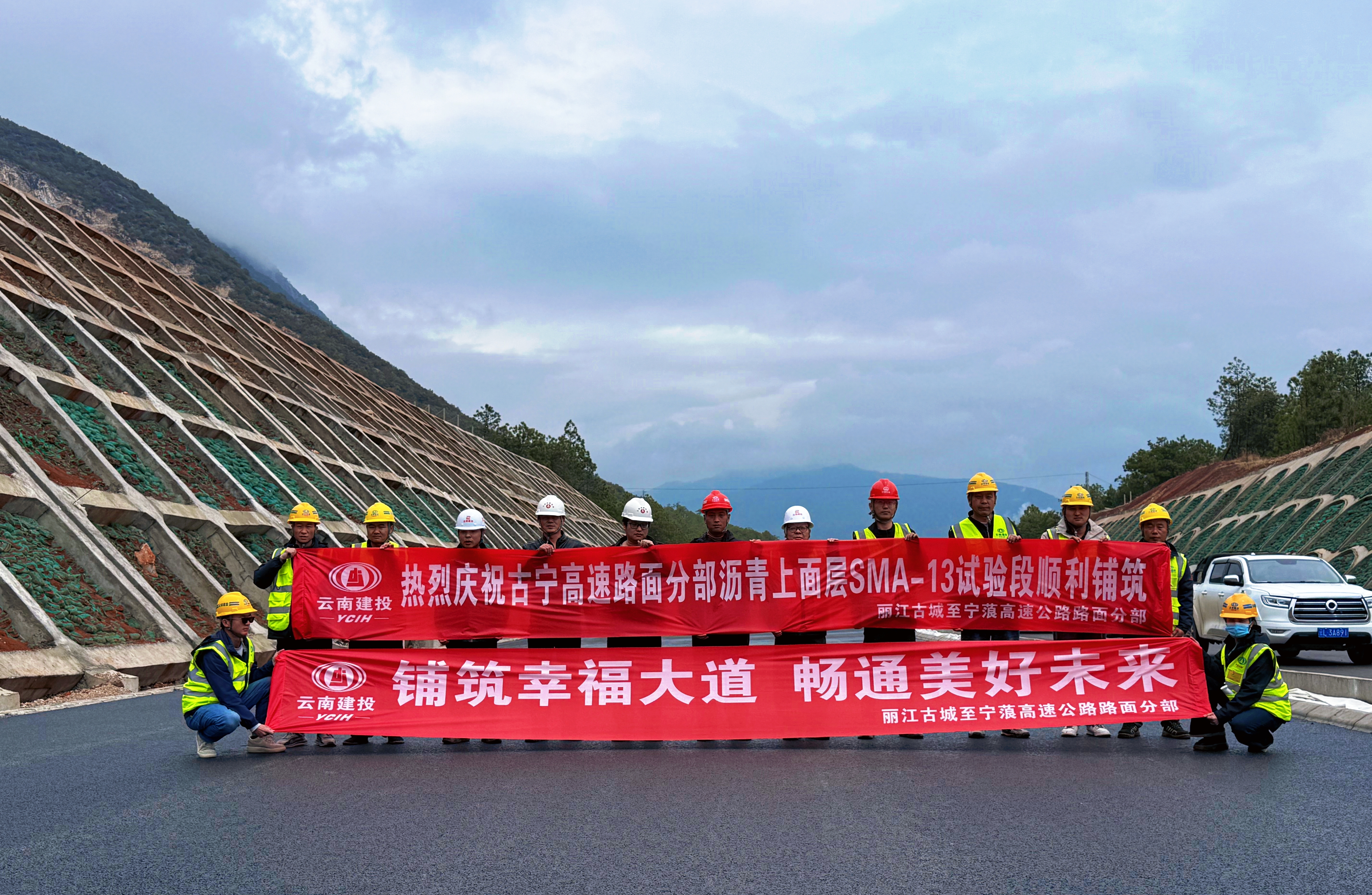 古宁高速项目试验段铺筑.jpg