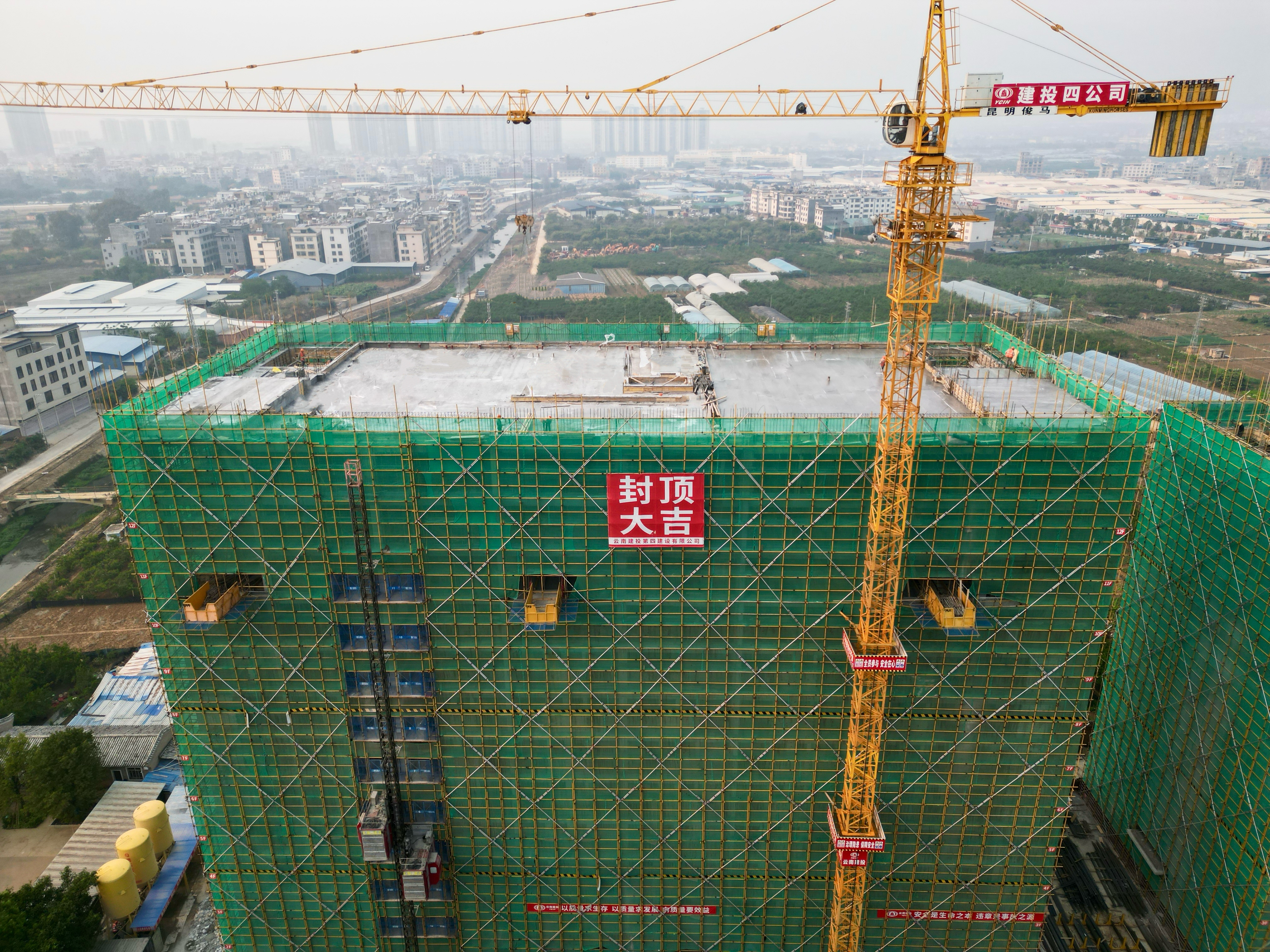 四公司红河学院11号、12号宿舍楼建设项目首栋封顶2.jpg