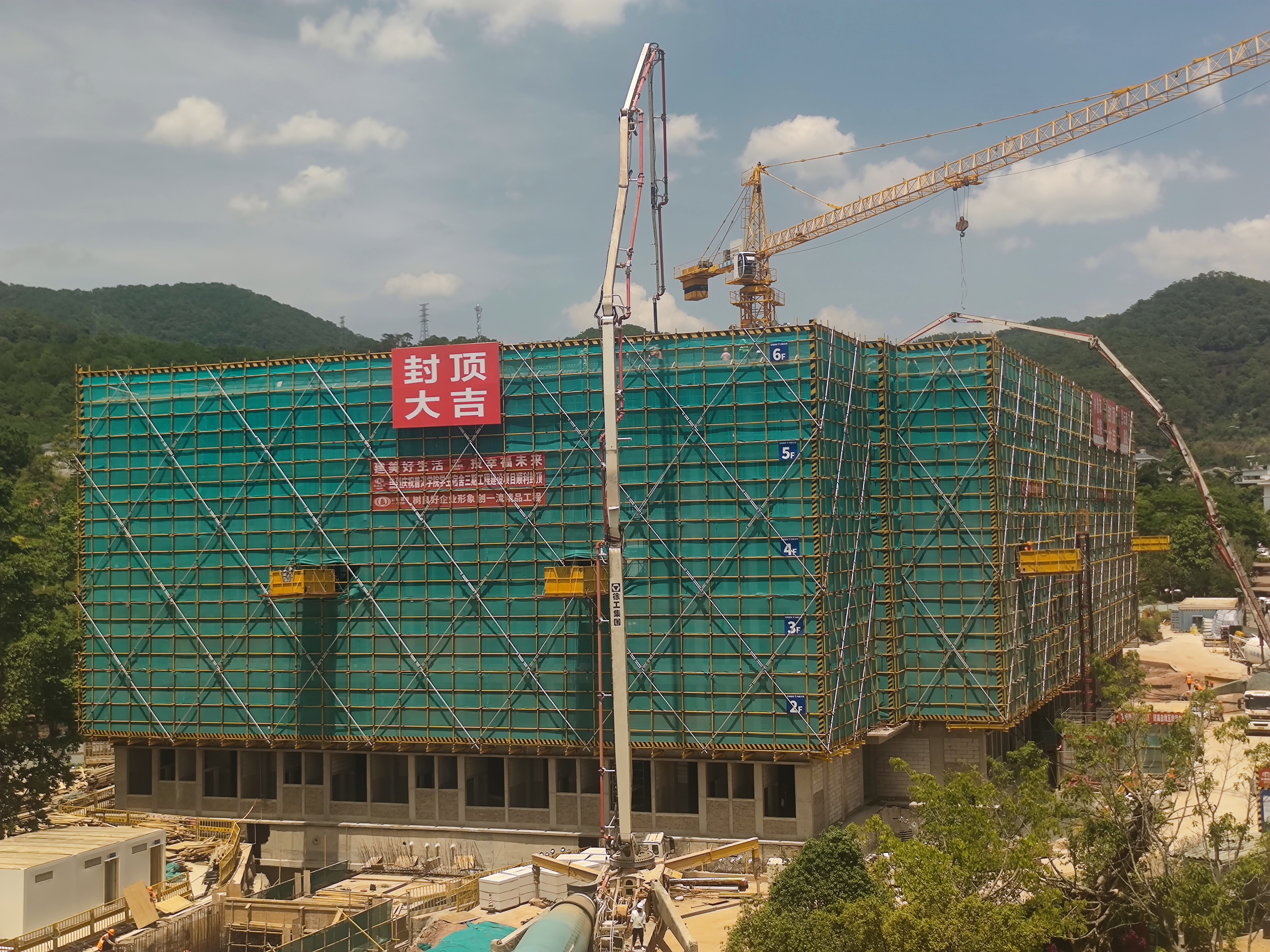 四公司普洱学院学生宿舍三期项目主体结构封顶.jpg