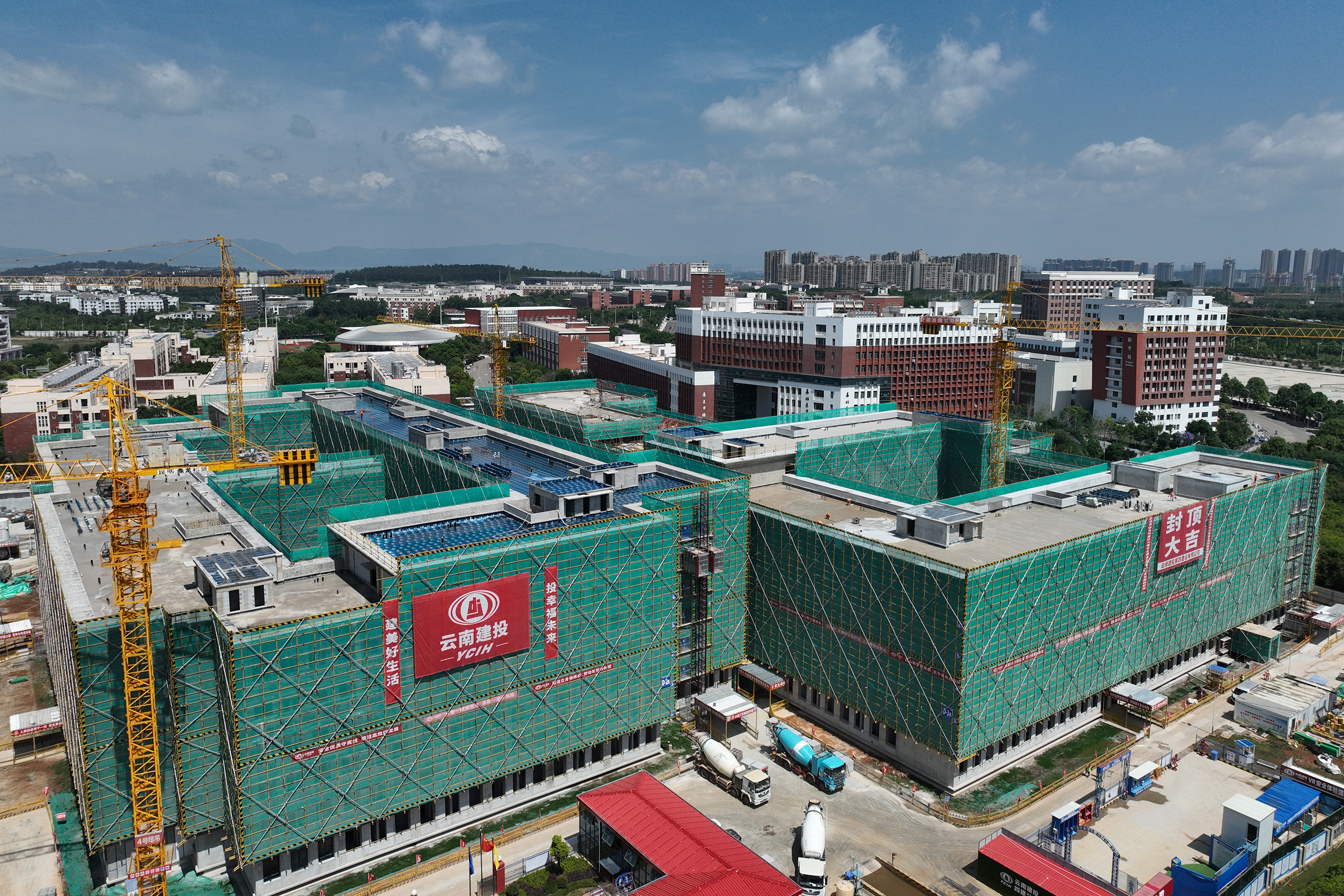 四公司昆明医科大学学生宿舍D组团项目主体结构全面封顶.png