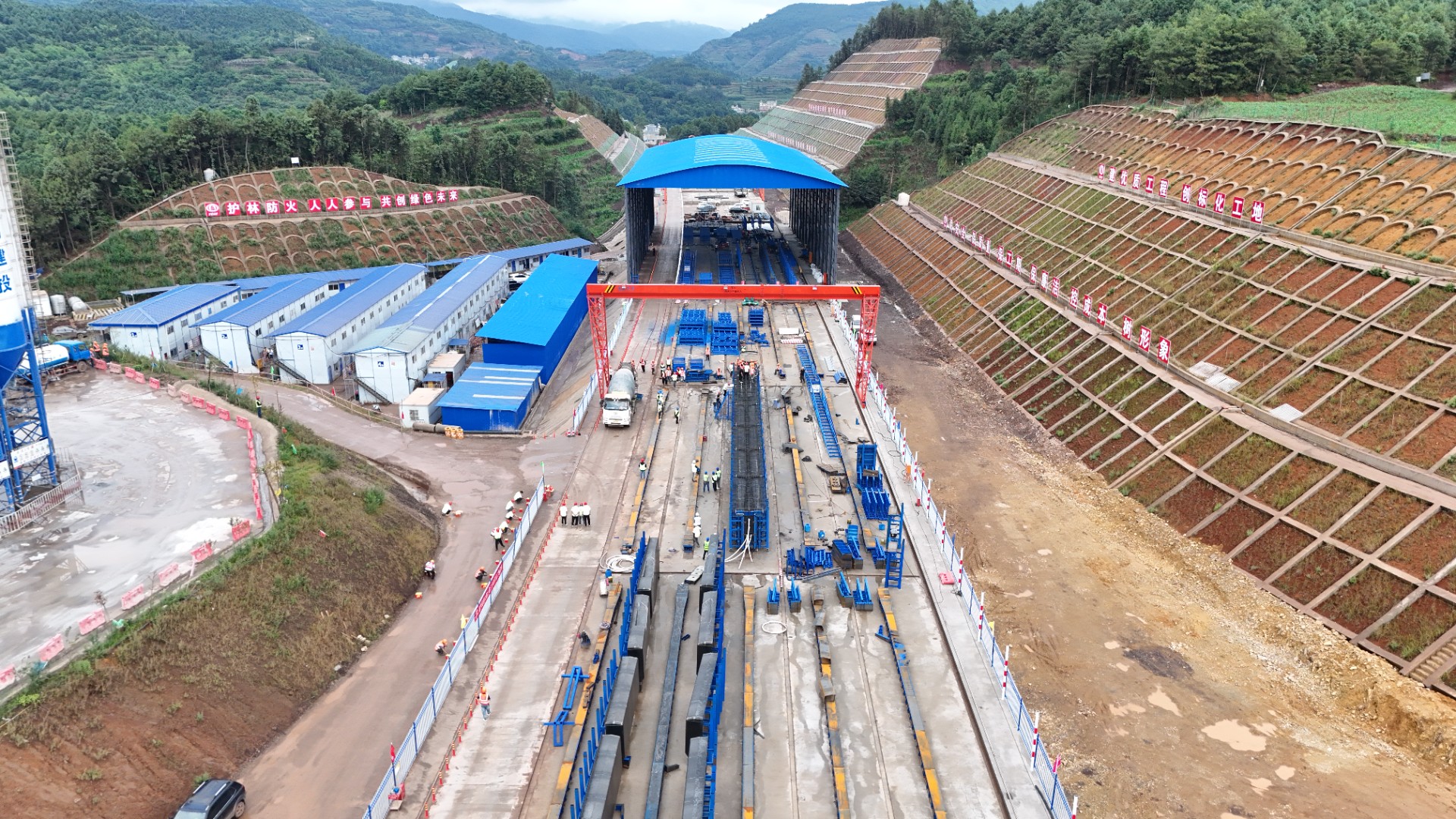 富罗高速土建三分部首片预制T梁浇筑完成