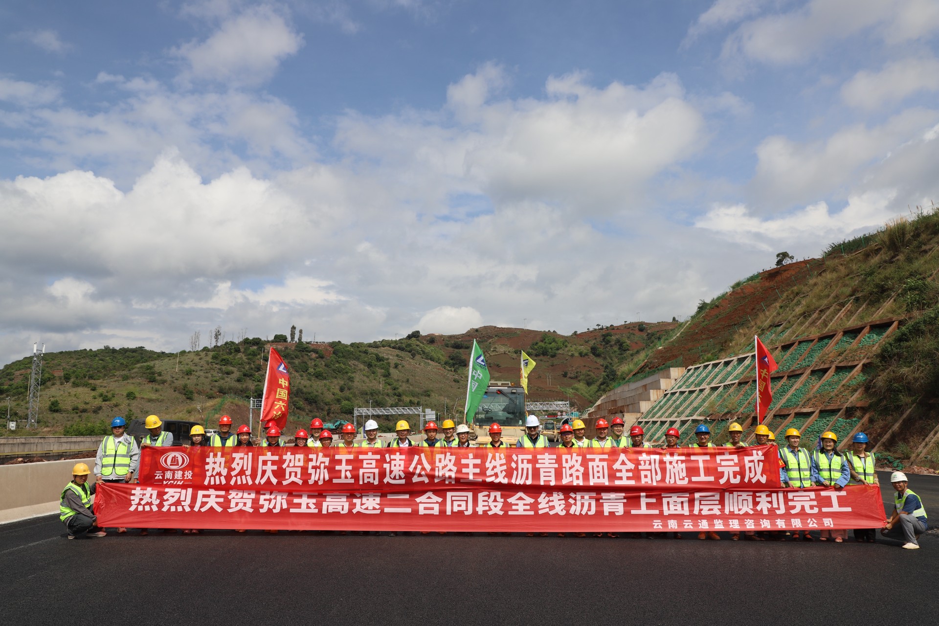 弥玉高速主线沥青路面全部摊铺完成