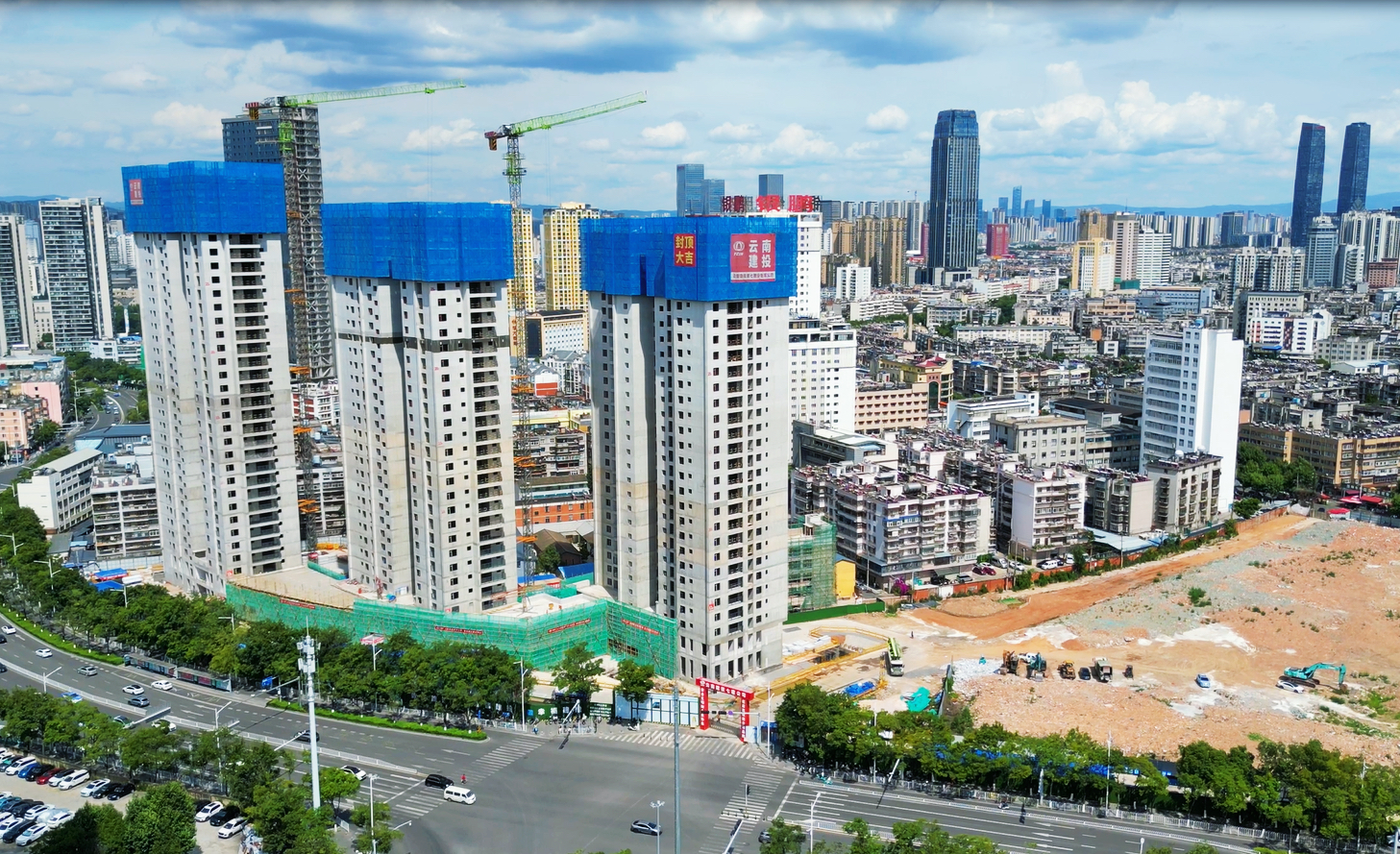 西坝新村建设项目首栋封顶.jpg