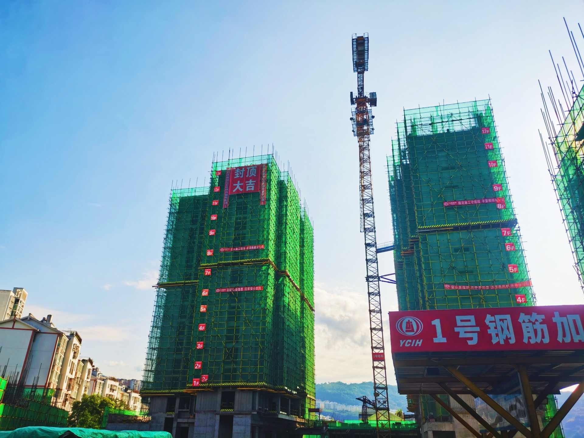 向家坝水电站绥江县城C区项目首栋封顶