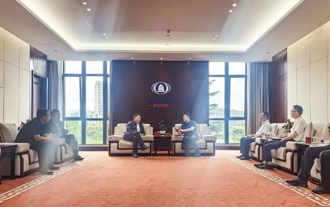 集团与德钦县举行工作会谈