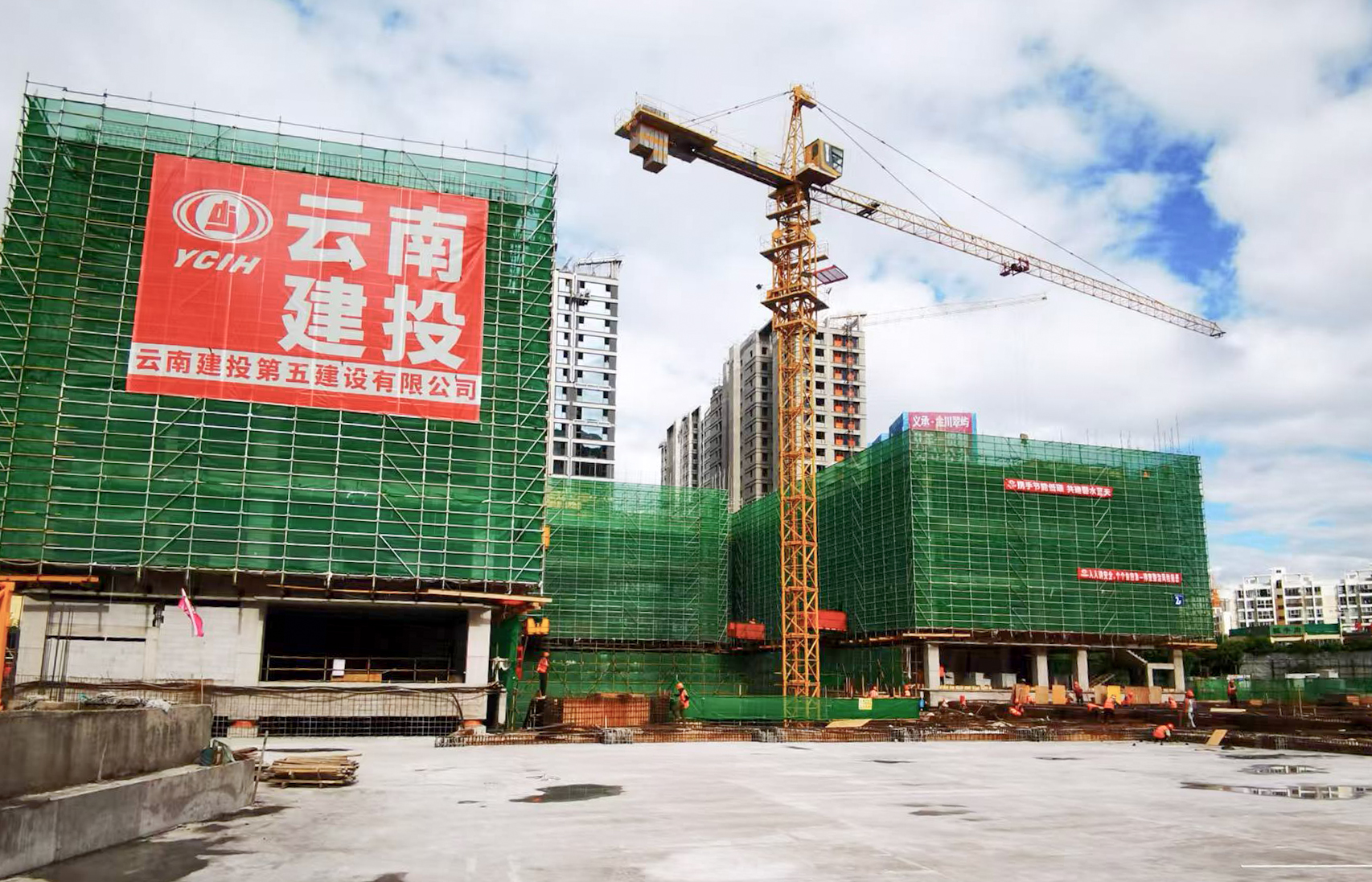 五华区WH-XB-A2-01-04地块新建中学项目教学楼主体结构顺利封顶