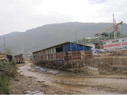 龙泉河上的简易临时居住工棚——总承包公司解决民工班组住宿问题