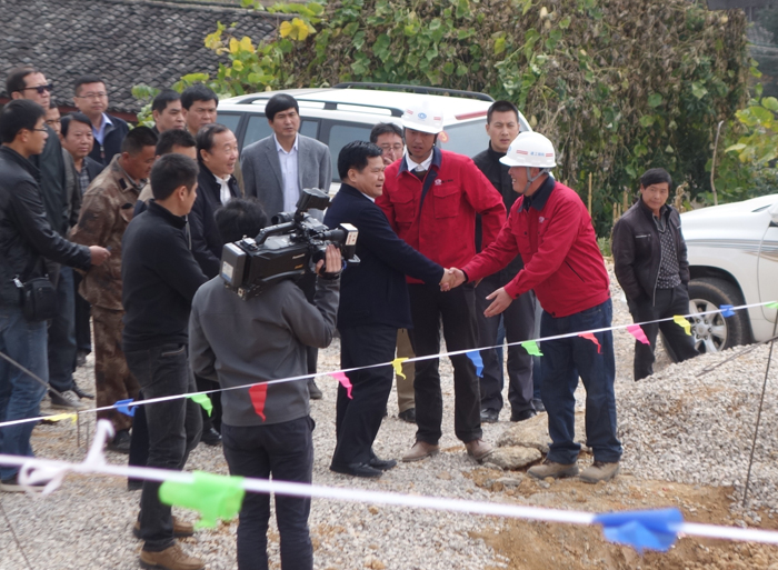 李纪恒调研钢构公司施甸县钢结构民居样板房建设