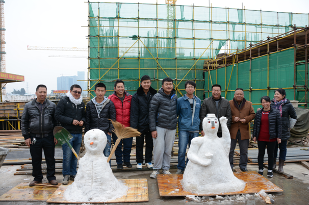 三公司阜外工地组织堆雪人活动