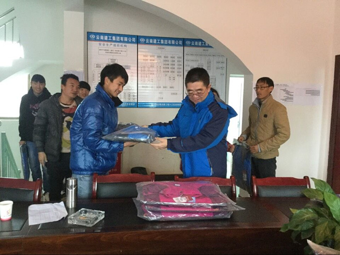 五公司路桥一部雪中送衣到哨关