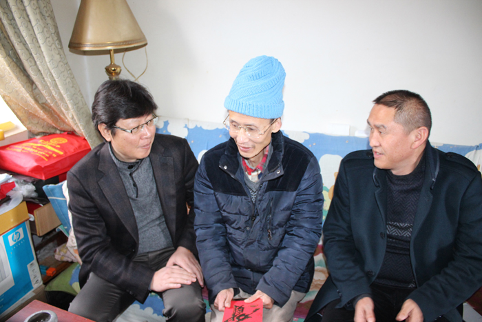 马德慰问安二司困难党员和困难职工