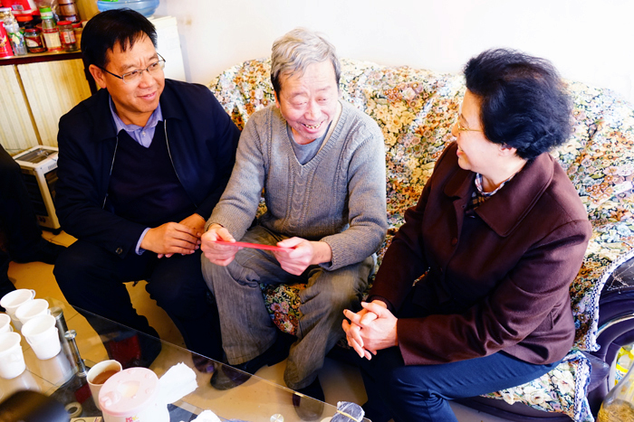 省总工会党组书记、常务副主席王惠萍走访慰问十公司困难职工