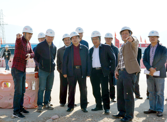 红河州州委副书记、州长杨福生调研集团红河有轨电车示范线项目