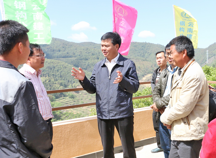 省委副秘书长沈向兴到施甸县尖山村易地扶贫搬迁项目调研