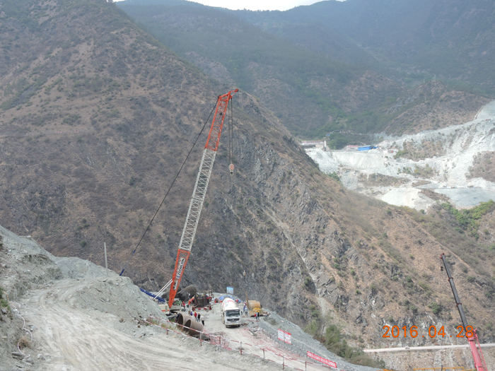 建工路桥部虎跳峡金沙江特大桥索塔桩基完成首次浇筑