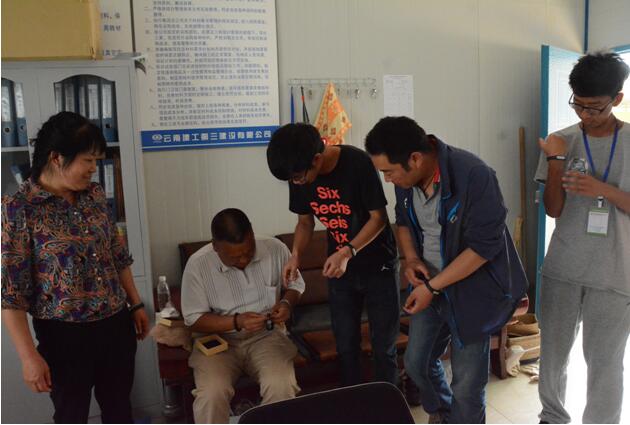 建工三公司阜外医院项目为职工发放运动手环