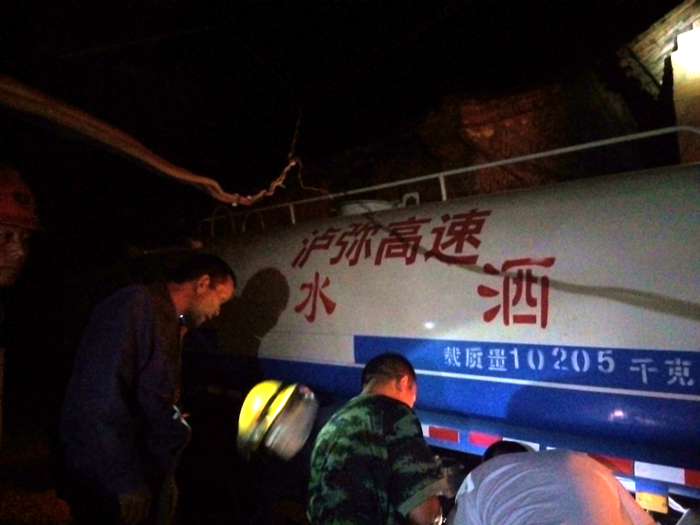 建工六公司泸弥高速三分部深夜救火获赞