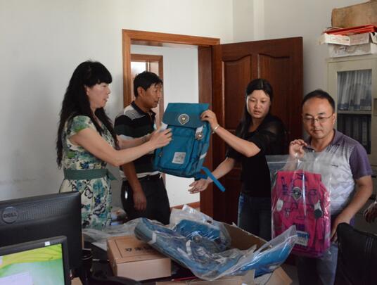 建工三公司两基层单位为职工子女赠送“六一”礼物