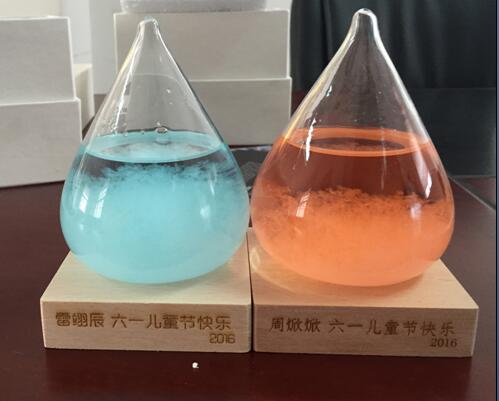 建工三公司第一项目部为职工子女送天气预报瓶