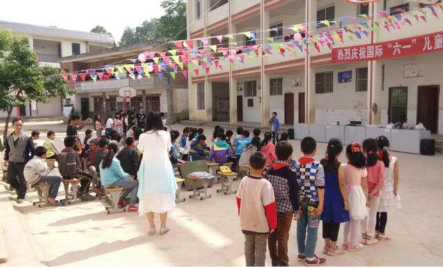 建工二公司三、十直管部开展“六一”儿童节走访慰问活动