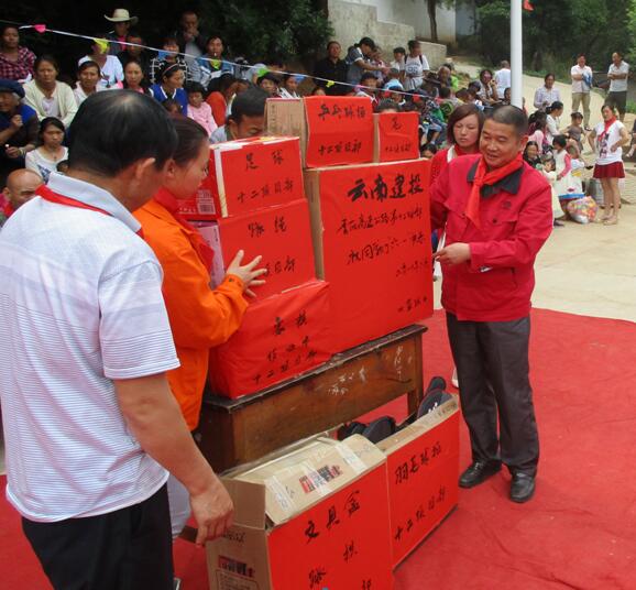 建工七公司香丽高速项目部团支部为兴文完小学生赠送“六一”礼物