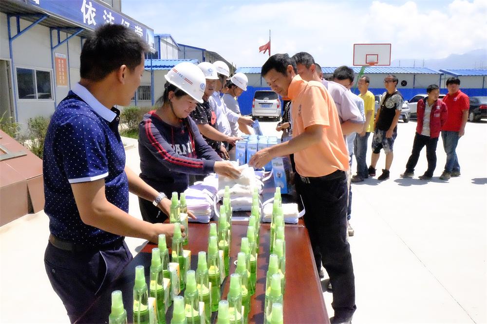 建工三公司两项目部开展“送清凉”活动