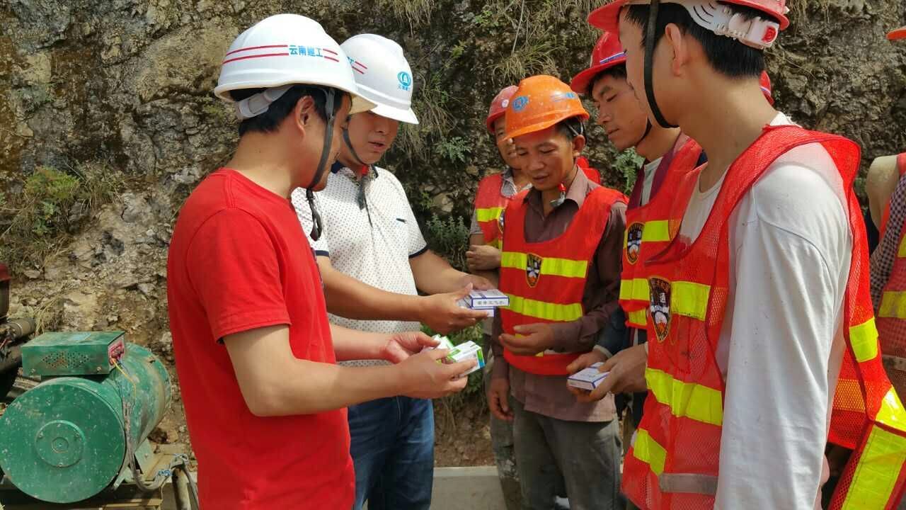 建工十公司第六直管部为巧家项目工人“送清凉”