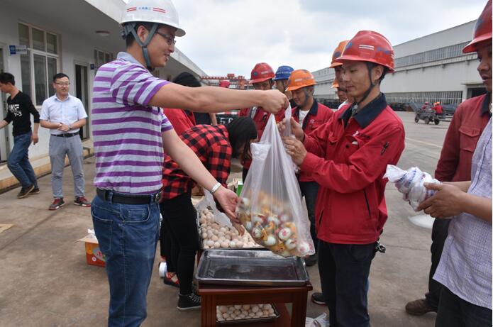 建工钢构公司杨林总厂为职工发粽子过端午