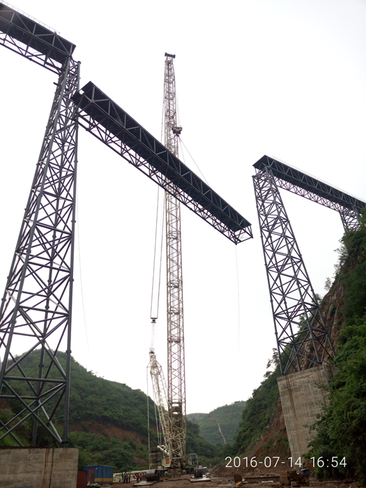 安三司废石胶带输送系统跨河通廊建设项目工程吊装完成