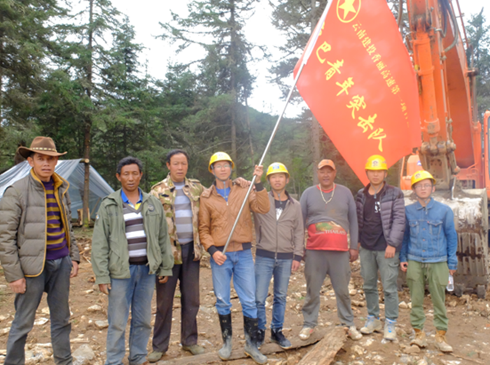 六公司香丽一标“康巴青年突击队”帮助村民抗洪抢险