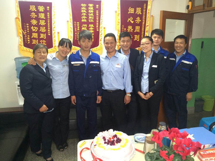 第一物业公司为员工定制生日蛋糕