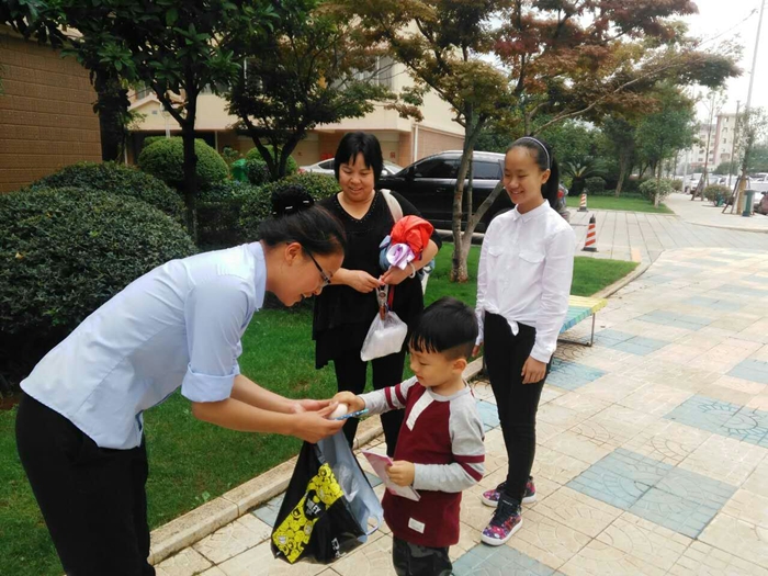 第一物业为小朋友送开学祝福