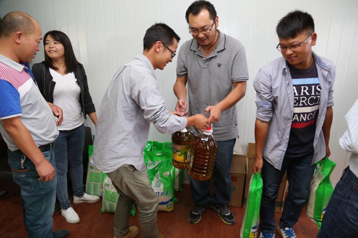 十六公司慰问项目一线职工 