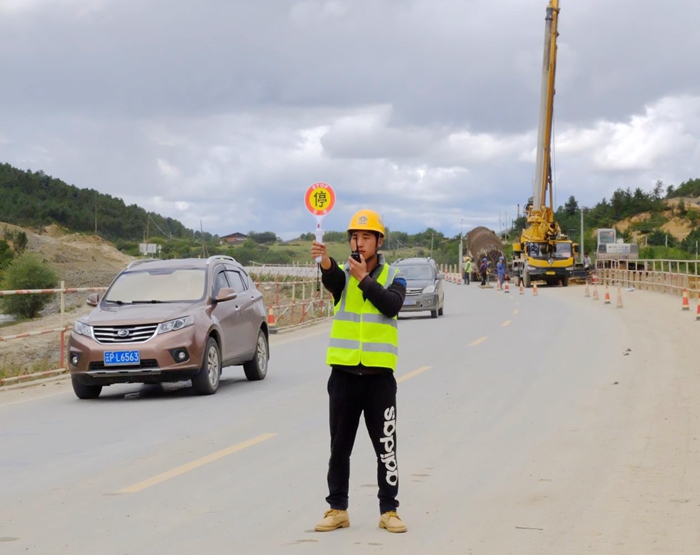 桥有情路有语——六公司香丽一标筑路人为保通暂当“交警”