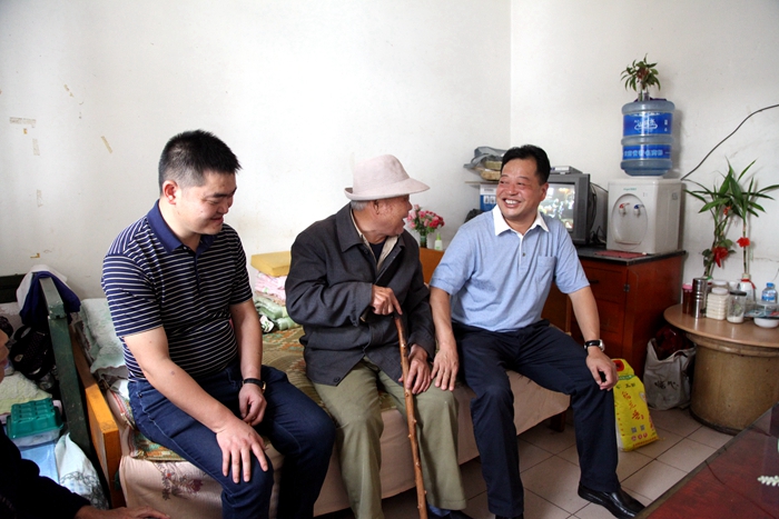 五公司中秋节慰问退休职工