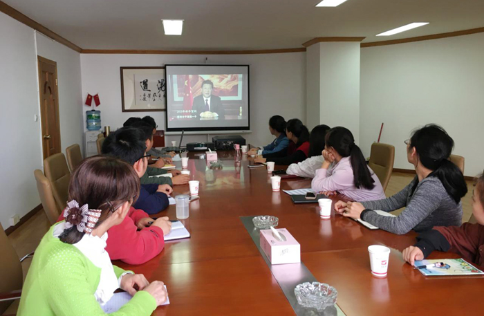 华锐公司党支部组织观看专题片《永远在路上》