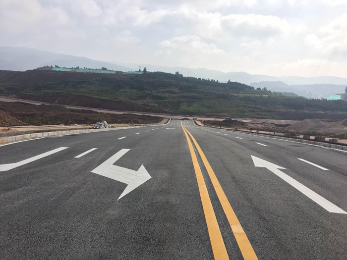市政部富源项目学苑路完成路面沥青铺筑及标线工程