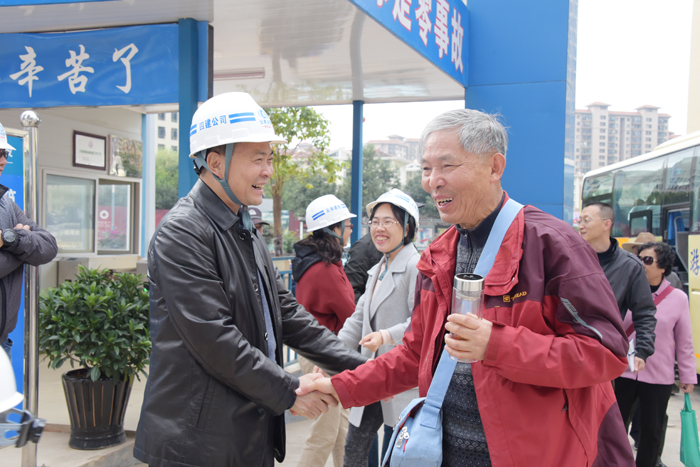 省委老干部参观四公司云报传媒广场项目