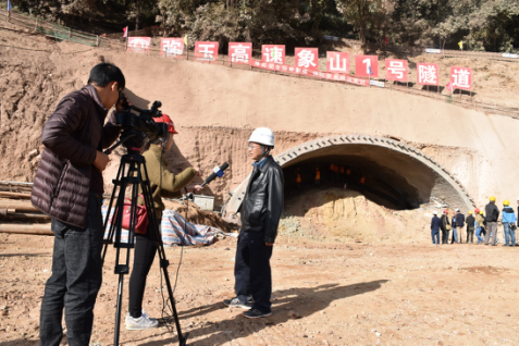 电视台对弥玉高速公路项目进行采访报道