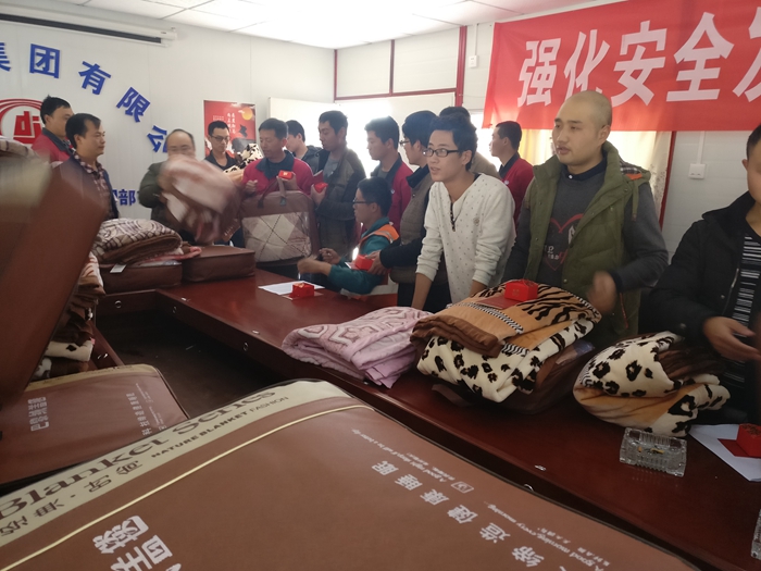 总承包公司地基分公司为香丽高速七标段12-2工区项目部送去温暖