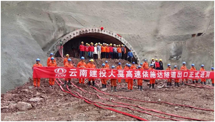 矿业公司大戛高速八工段依施达隧道开始进洞施工