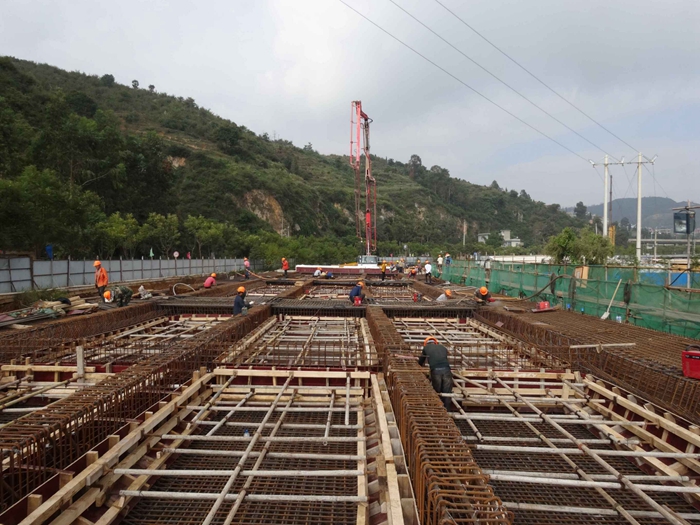 攻坚克难   挥洒青春 ——记中航公司环湖南路古城段提升改造工程第五标段青年突击队