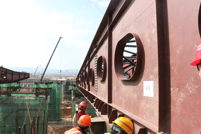 钢构公司跨花庄河钢箱桥完成试顶推