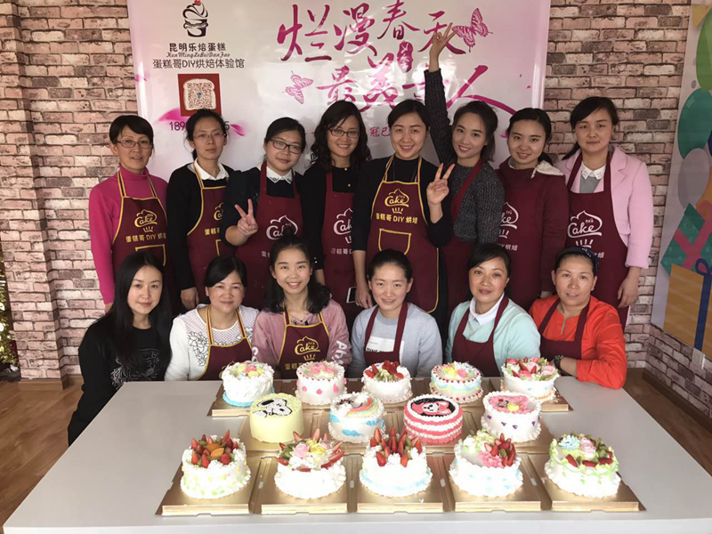 做精品女人  品健康生活——华锐建材组织“三八节浪漫烘焙DIY”活动