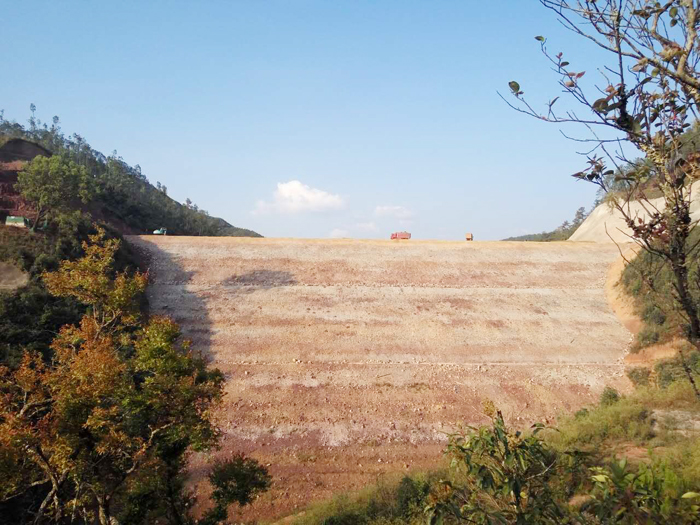 第一水利水电公司墨江县中叶水库拦河坝封顶