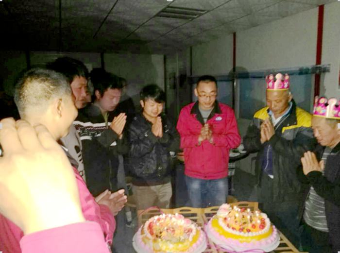 四公司香丽高速第八项目部为职工办生日宴