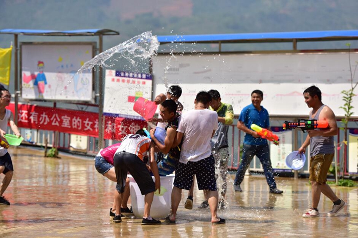 总承包公司元蔓十二分部泼水狂欢庆五一