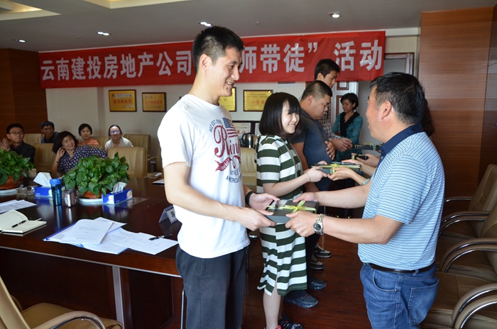 胜天国际房地产公司举行“导师带徒”拜师仪式活动
