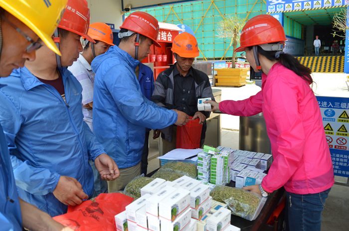三公司第二直管部为职工给农民工班组发放防暑降温用品